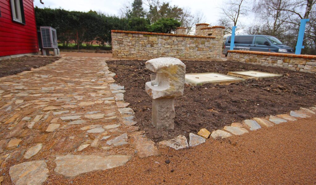 Kamenná dlažba na divoko