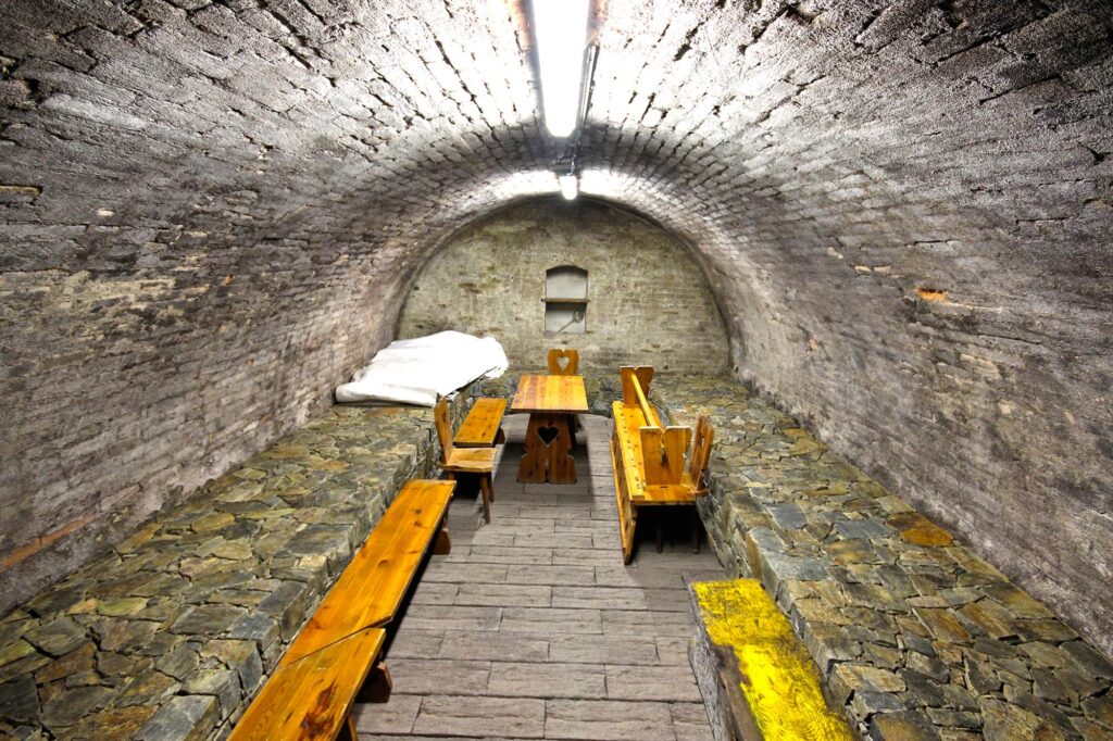 Kamenné kantnýře ve vinném sklepě