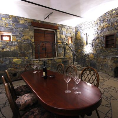 Kamenný vinný sklep - pohled na lisovnu