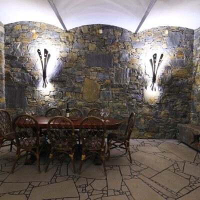 Kamenný vinný sklep - pohled na lisovnu