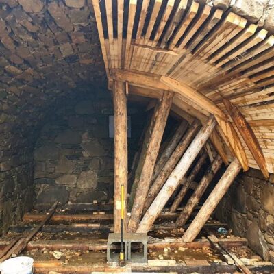 Průběh stavby kamenného klenutí ve sklepě