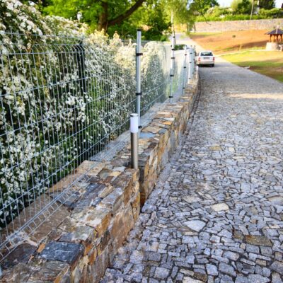 Kamenná podezdívka plotu