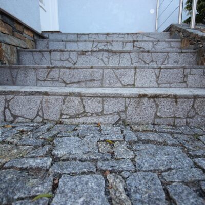 Schodiště vystavěné z pískované žuly