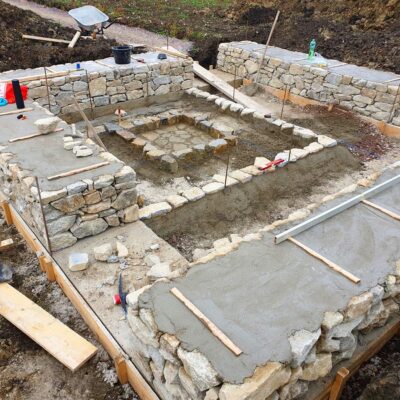 Čtvercové kamenné posezení s ohništěm