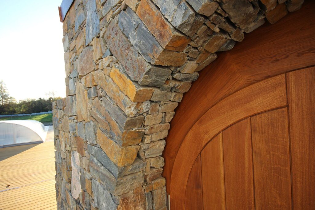 Detail kamenné klenby na fasádě budovy