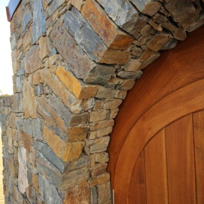 Detail kamenné klenby na fasádě budovy