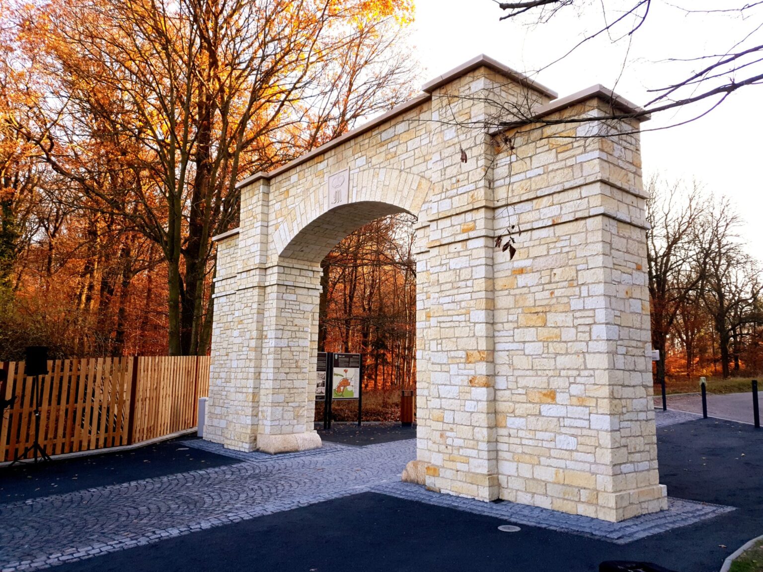 Kamenná brána z pískovce