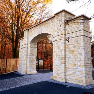 Kamenná brána z pískovce