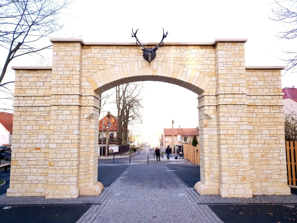 Přední pohled na kamennou bránu