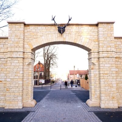 Přední pohled na kamennou bránu