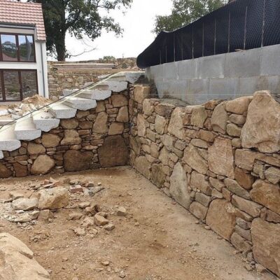 Schodiště s nášlapem z kamenného masivu