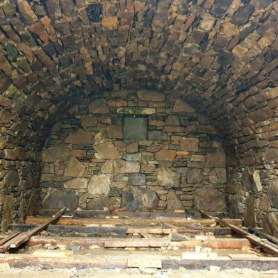 Kamenná klenba ve sklepě