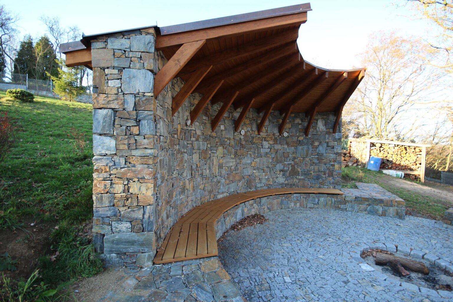 Kamenné posezení u ohniště