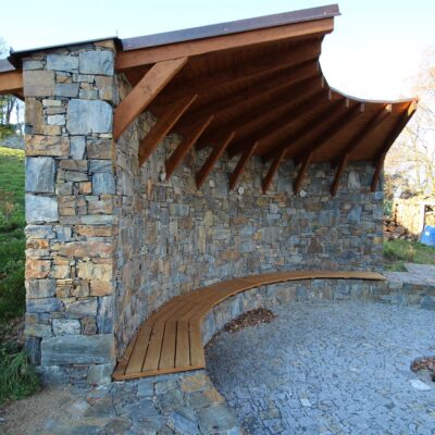 Kamenné posezení u ohniště