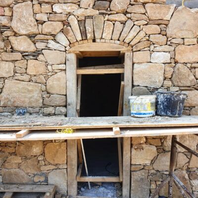 Kamenná klenba nad vchodem