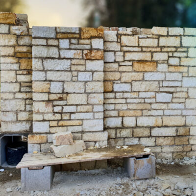 Stavba kamenné brány