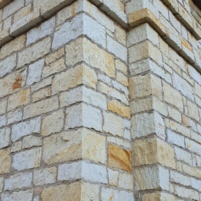 Detail na kamennou bránu