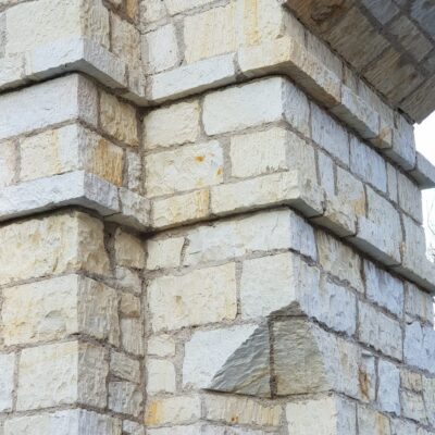 Detail na kamennou bránu