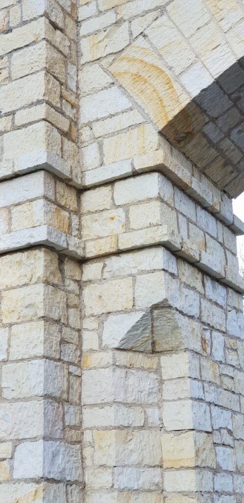 Detail na kamennou bránu