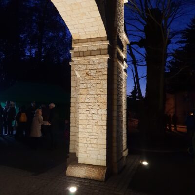 Noční otevření kamenné brány v Lánech