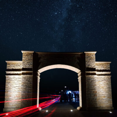 Noční otevření kamenné brány v Lánech - přední pohled