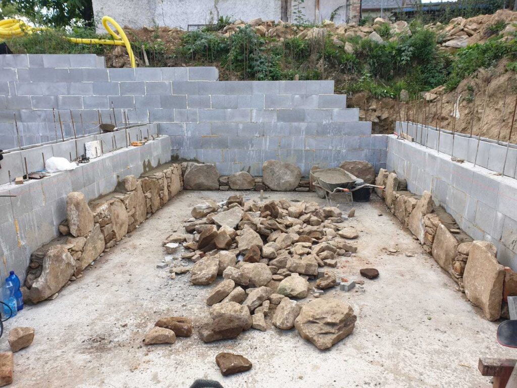 Založení kamenných zdí pro sklep ke ztracenému bednění