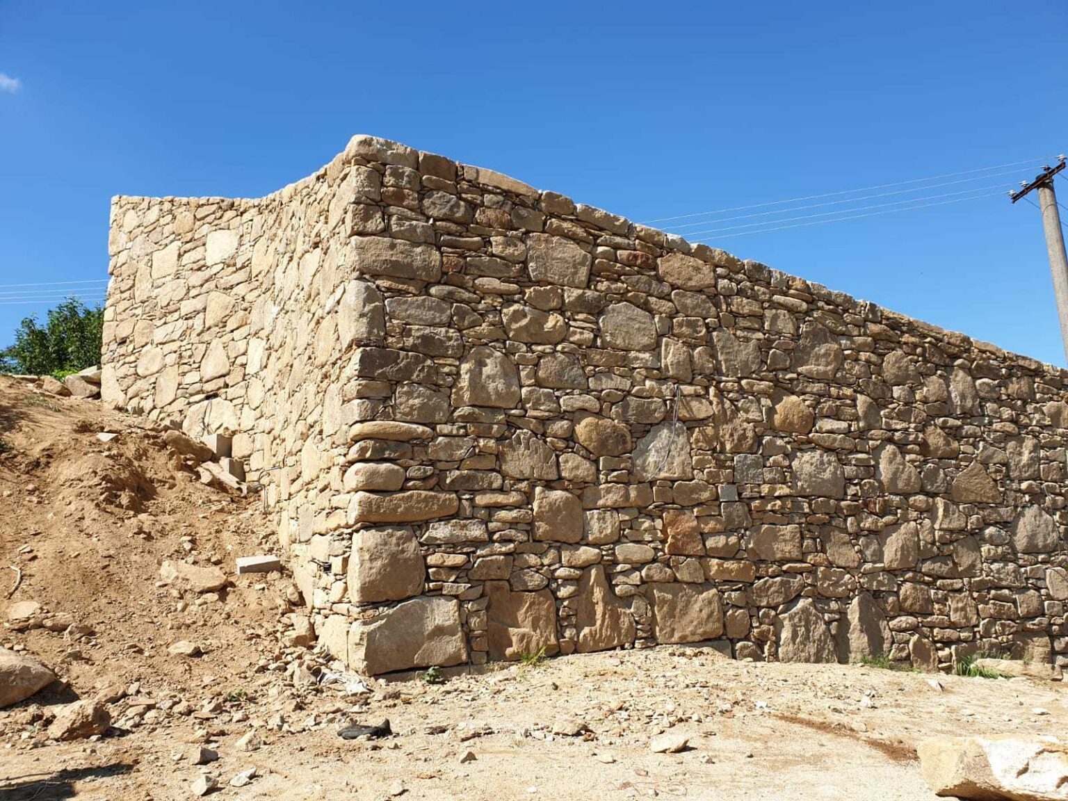 Kamenná zeď z pískovce