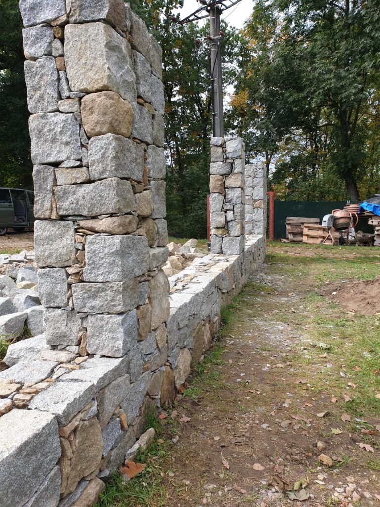 Průběh stavby kamenného plotu ze žuly a pískovce