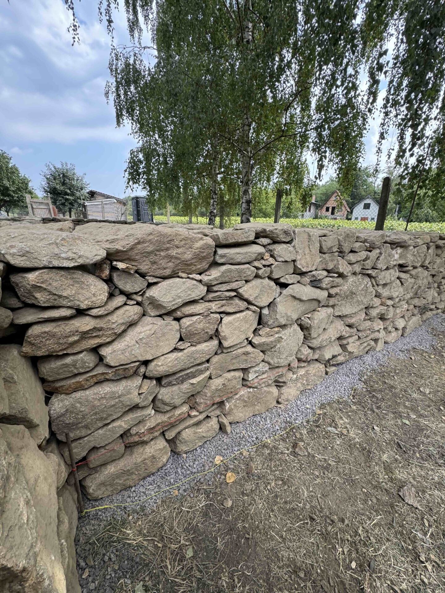 Struktura kamenné zdi z velmi nepravidelného přírodního kamene