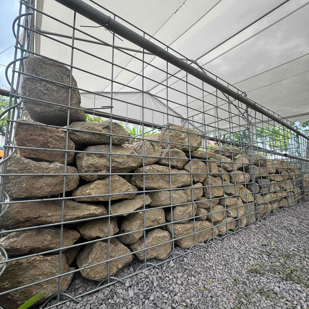 Rozestavěný gabion naplněný přibližně do poloviny