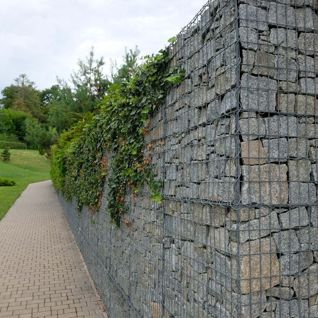 Hotová reference vysokého gabionového plotu