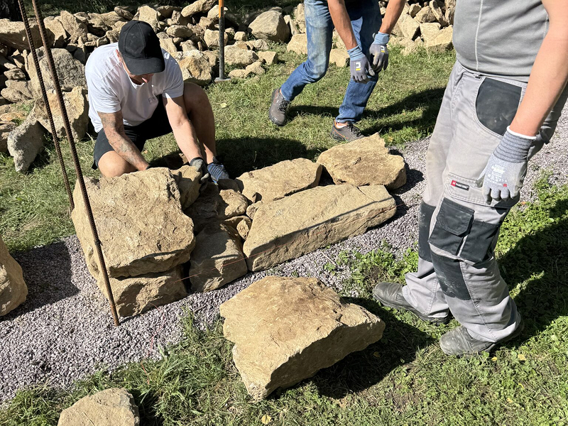 Praktická ukázka práce s kamenem během workshopu