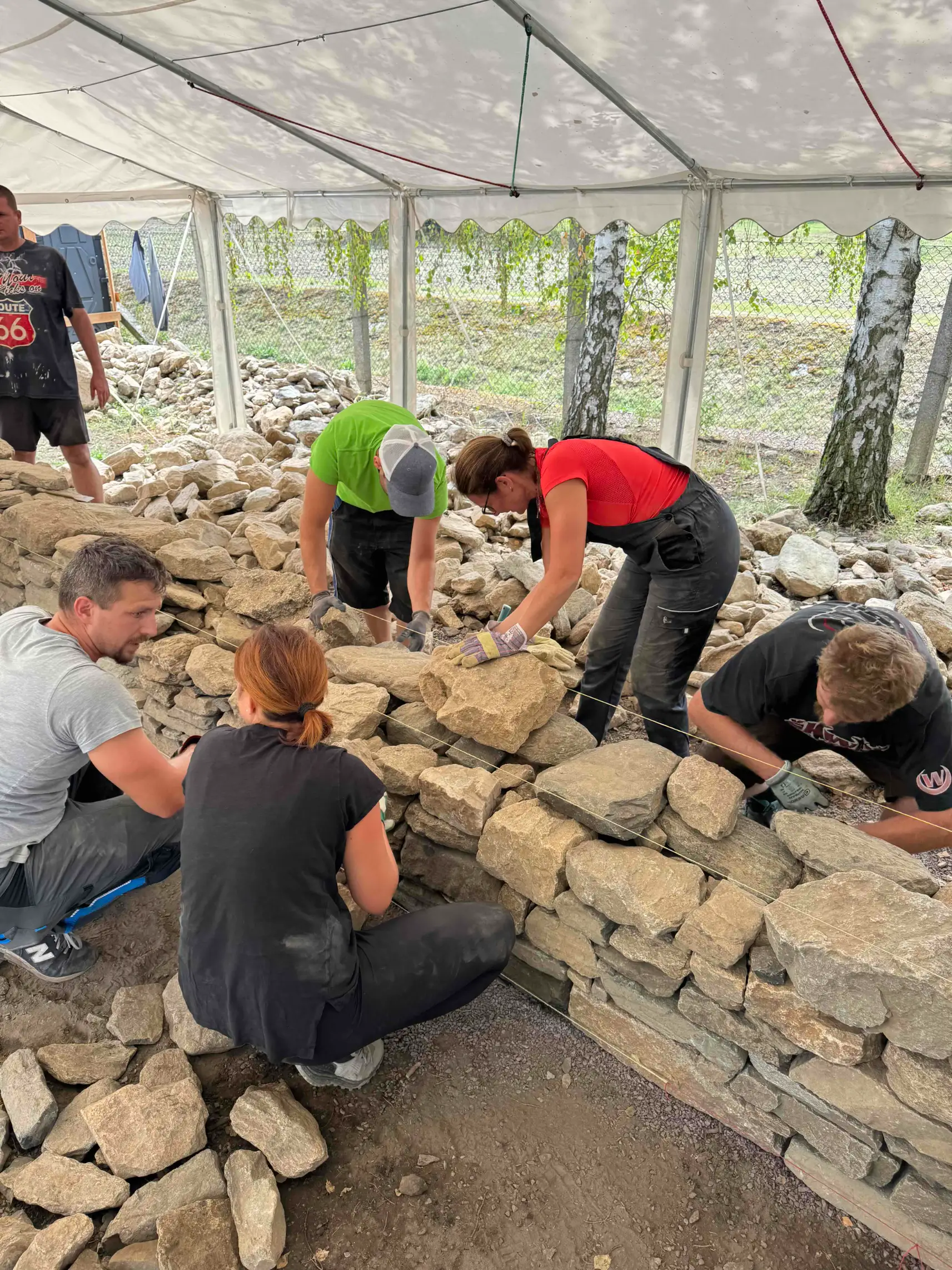 Společná práce účastníků kurzu suché kamenné zdi